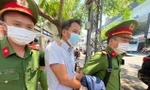 Công an dẫn giải ông Trần Quốc Huy ra khỏi trụ sở CDC Khánh Hoà