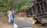 Lật xe chở đoàn khách Trung Quốc trên đèo Khánh Lê, 4 người tử vong