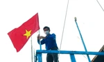 Thanh niên Khánh Hoà gắn cờ Tổ quốc lên tàu cá ngư dân