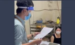Cán bộ phường Vĩnh Hoà đọc biên bản xử lý chủ cơ sở bánh mì ở đường Điện Biên Phủ, TP. Nha Trang. Ảnh chụp lại clip.