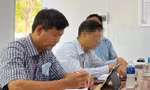 Ông Diệp Minh Xuân (trái) trong một cuộc làm việc với PV báo Tiền Phong.