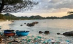 Bãi biển đẹp như Maldives ở vịnh Cam Ranh bị 'nghĩa địa rác' tàn phá