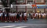 Hiệu trưởng và học sinh Ischool mặc niệm tưởng nhớ nam sinh qua đời