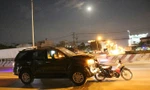Ô tô 'điên' lùa xe máy và ba gác, 5 người bị thương nặng 