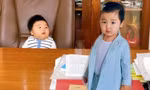 Hòa Minzy thường cho bé Bo diện đồ style tổng tài, nhìn là biết “con trai cưng của mẹ”