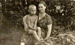 Tổng thống Nga Vladimir Putin bên mẹ khi còn nhỏ (Nguồn: RT)