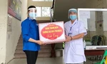 Sinh viên trao hàng nghìn tấm chắn giọt bắn cho tuyến đầu chống dịch