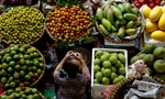 Quầy bán hoa quả trên phố. Ảnh: Bloomberg. 
