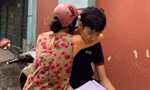 Áp lực trước kì thi: Con tranh thủ ôn bài, mẹ ở bên động viên 
