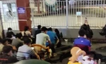  Xuyên đêm 'canh' cổng trường chờ mua hồ sơ cho con vào lớp 1