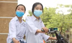 Luyến (phía trước) đưa Dung đi học suốt 3 năm THPT