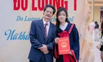 Linh Tâm và bố nuôi là Lê Trung Thực trong ngày tốt nghiệp phổ thông 
