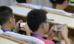 Học sinh sử dụng điện thoại di động khi đến lớp: Lợi bất cập hại