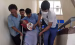 Bị thương khi gió bão đẩy rơi gầm cầu, thí sinh mặc áo bệnh nhân đến trường thi