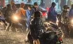 Đà Nẵng phố xá ngập sâu, dòng người bì bõm dắt xe trong biển nước