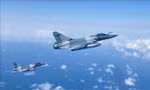 Máy bay chiến đấu Mirage 2000 của Pháp tuần tra không phận Estonia, thực thi sứ mệnh bảo vệ bầu trời của NATO, ngày 30/3/2022. Ảnh: AFP/TTXVN