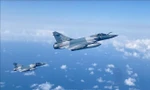 Máy bay chiến đấu Mirage 2000 của Pháp tuần tra không phận Estonia, thực thi sứ mệnh bảo vệ bầu trời của NATO, ngày 30/3/2022. Ảnh: AFP/TTXVN