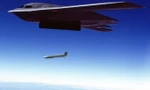 Oanh tạc cơ B-2 thả tên lửa JASSM nguyên bản trong một đợt thử nghiệm. Ảnh: Lockheed Martin.