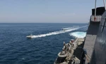 Tàu khu trục Mỹ bị hàng chục tàu Iran ‘quấy rối’ trên Vịnh Ba Tư
