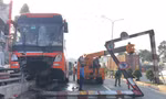 Sau tiếng động lớn, xe khách nằm toác đầu trên lan can hầm chui