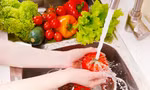 Rửa rau kiểu này tưởng sạch nhưng lại phản tác dụng, vừa mất hết chất vừa 'rước độc vào người'