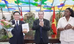 Lãnh đạo Santiago de Cuba chào mừng Chủ tịch Quốc hội Vương Đình Huệ