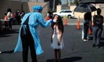 Xét nghiệm COVID-19 cho trẻ em ở bang California. Ảnh: REUTERS