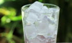 Mùa nóng uống nước đá 'cực đã' nhưng coi chừng rước đủ bệnh vào thân
