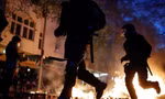 những đám cháy trên đường phố Berlin, Đức. Ảnh: Reuters