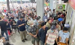 Xếp hàng từ sáng sớm để đổi bằng lái xe vì nghe thông tin trên mạng