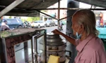 Thấy ông lão U90 ở TPHCM bán bánh bao ế khách, dân mạng rủ nhau mua, tặng lì xì