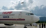 Máy bay chở ứng viên Phó Tổng thống Mỹ gặp sự cố 