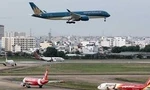 Sân bay Tân Sơn Nhất tạm đóng một đường băng
