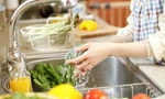 Sai lầm khi rửa trái cây và rau quả khiến vừa mất hết chất vừa rước độc vào người