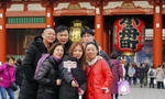 Du khách Trung Quốc thăm chùa Sensoji ở Tokyo. Ảnh: Akira Kodaka