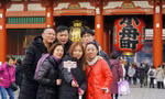 Du khách Trung Quốc thăm chùa Sensoji ở Tokyo. Ảnh: Akira Kodaka