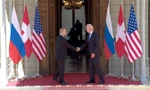 Tổng thống Putin và Tổng thống Biden bắt tay trước cuộc họp. (Ảnh: Pool/CNN)