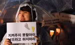 Một phụ nữ tham gia cuộc biểu tình nến chống lại tội phạm tình dục ở Seoul. Ảnh: Yonhap