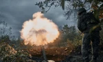 Binh sĩ Ukraine bắn pháo vào vị trí của Nga ở Bakhmut, vùng Donetsk ngày 21/10/2022. Ảnh: AP 