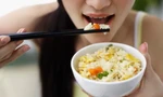Những sai lầm nghiêm trọng khi ăn cơm có thể khiến bạn rước bệnh vào thân