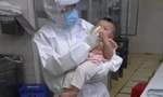 Xúc động hình ảnh em bé mắc COVID-19 bú sữa trong vòng tay nữ bác sĩ