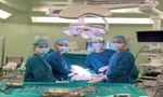 Ê kíp bác sỹ thực hiện ca phẫu thuật cứu chàng sinh viên. Ảnh: BS cung cấp