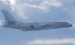 Máy bay ném bom H-6 của Trung Quốc bay sát eo biển Đài Loan vào tháng 9/2020. (Ảnh: Reuters)
