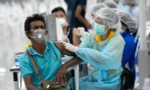Tiêm vaccine Covid-19 tại Thái Lan. Ảnh: Reuters