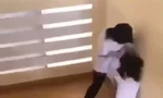 Hình ảnh 2 học sinh đánh nhau lan truyền trên mạng xã hội.