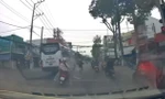 Clip: Xe khách vượt ẩu suýt tông 3 người đi xe máy gây bức xúc ở Tiền Giang 