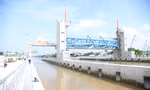 Đóng khẩn cống âu ngăn mặn 'tấn công' Tiền Giang
