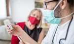 CDC Mỹ: Mũi tăng cường vắc xin COVID-19 đặc biệt quan trọng với người cao tuổi, bệnh nền