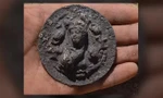 Khai quật được chiếc huy chương bạc khắc họa chân dung nữ thần Hy Lạp 