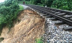 Đường sắt Bắc - Nam qua Hà Tĩnh 'tê liệt'